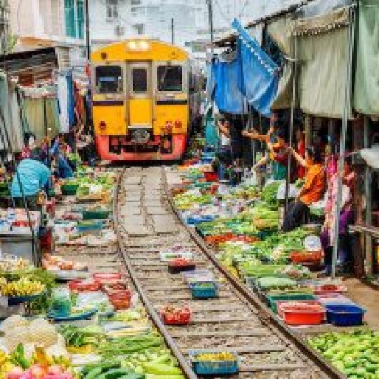 Maeklong铁路市场是曼谷最独特的铁路市场。