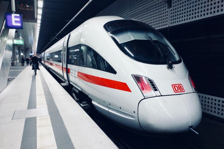 В январе-августе 2024 года количество перевезенных пассажиров на Западно-Сибирской железной дороге выросло на 5,3%