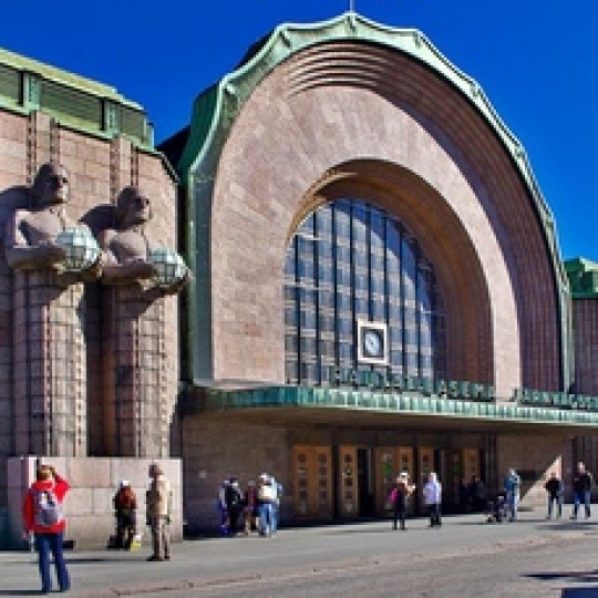 Der Hauptbahnhof von Helsinki ist der wichtigste Verkehrsknotenpunkt Finnlands.